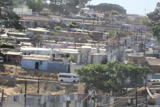 Soweto, stdtischer Komplex in der Provinz Gauteng, Sdafrika. Ursprnglich von der weien sdafrikanischen Regierung als Wohnsitz fr Schwarze reserviert, grenzt es im Sdwesten an die Stadt Johannesburg; sein Name ist ein Akronym, das von South-Western 