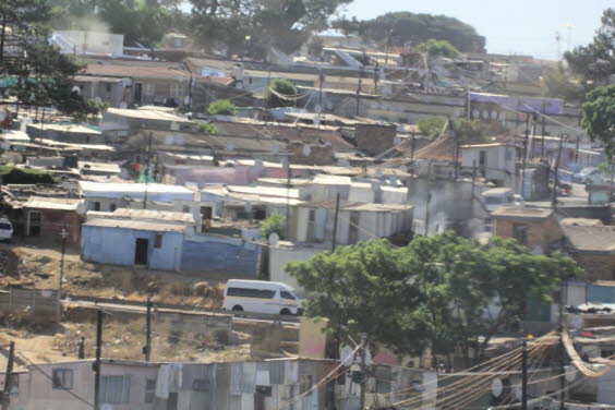 Soweto, stdtischer Komplex in der Provinz Gauteng, Sdafrika. Ursprnglich von der weien sdafrikanischen Regierung als Wohnsitz fr Schwarze reserviert, grenzt es im Sdwesten an die Stadt Johannesburg; sein Name ist ein Akronym, das von South-Western 
