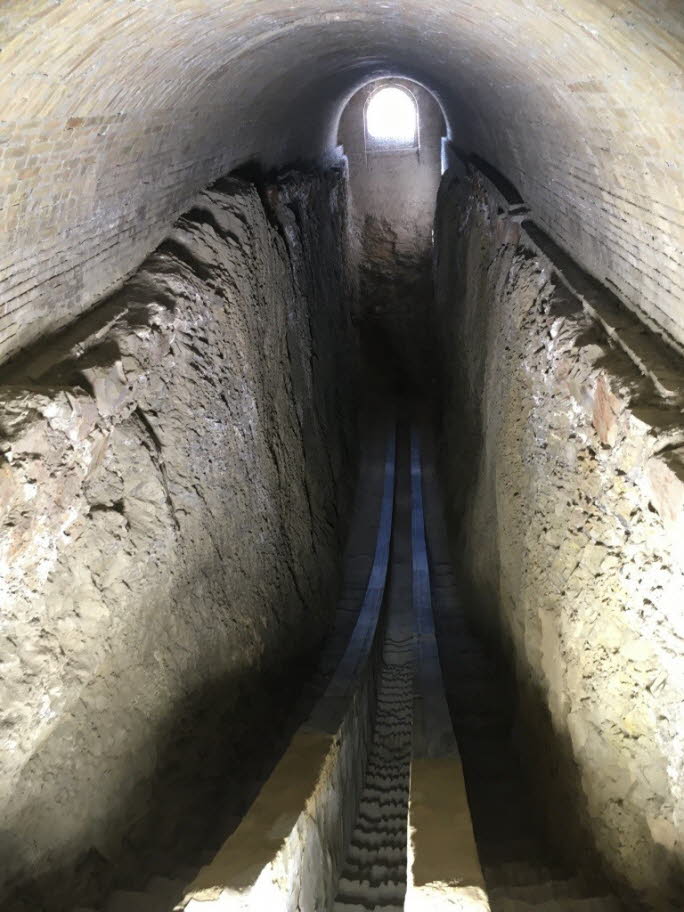 Dieser geschwungene Steinbogen war einst 40 Meter hoch und wurde von Astronomen zur Messung des Hhenwinkels heller Himmelsobjekte verwendet. Licht wrde durch ein Fenster einfallen und auf einen bestimmten Punkt des Bogens fallen, der von der Hhe des Ob