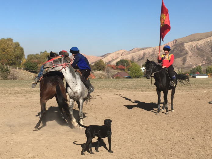 Reitpraktiken in Kirgisistan sind im Wesentlichen Rennen , Spiele und Unterhaltung. Die Ulak tarty oder kok-boru (Name der lokalen Spiel Fnger Ziege ) wurde whrend der kommunistischen Zeit aufrechterhalten und eine Wiederbelebung erfhrt.