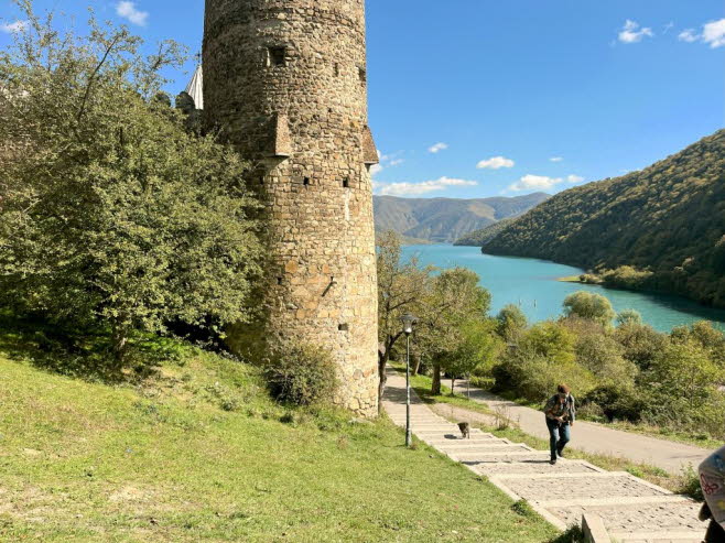  Stausee Schinvali von der Wehrkirche Ananuri aus gesehen