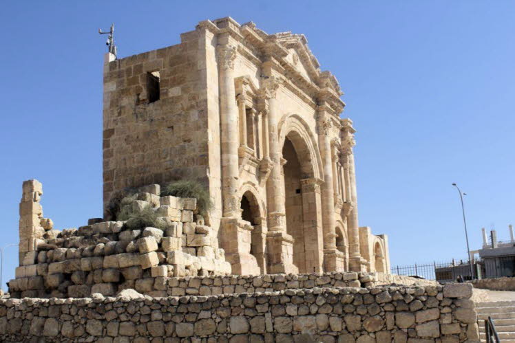 Dies ist der Hadriansbogen (Arch of Hadrian), eine antike r�mische Struktur in Jerash, Jordanien. Er wurde im Winter 129�130 n. Chr. zu Ehren des Besuchs von Kaiser Hadrian in der Stadt, die damals Gerasa hie�, errichtet. Wissenswerte Details: Zweck: Der 