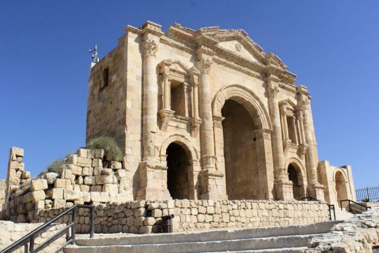 Hadriansbogen in Gerasa (heute Jerash, Jordanien). Der dreitorige Ehrenbogen wurde im Jahr 130 n. Chr. anl�sslich eines Besuchs von Kaiser Hadrian in der Stadt errichtet. Er diente sowohl als Gedenkbogen als auch als s�dlicher Zugang zur Stadt. Der Bogen 