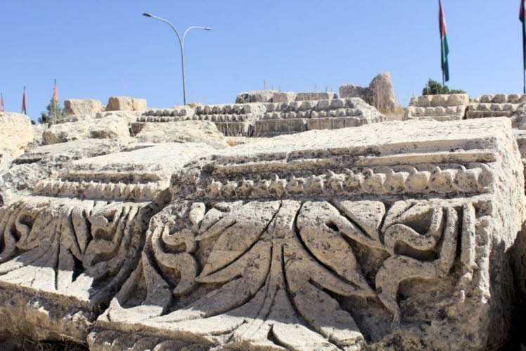Die abgebildeten Ruinen sind Teil der antiken Stadt Gerasa, heute bekannt als Jerash, in Jordanien. Gerasa war eine bedeutende Stadt im R�mischen Reich und ist f�r ihre gut erhaltenen r�mischen Ruinen bekannt. Die Stadt liegt etwa 40 Kilometer n�rdlich de