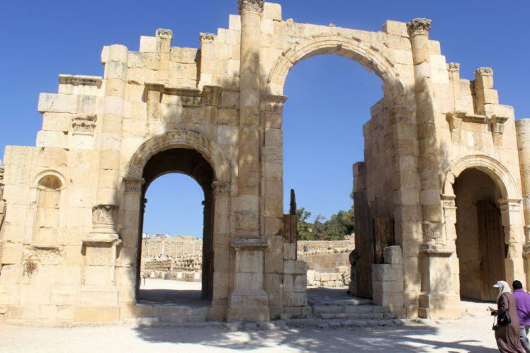 Die abgebildeten Ruinen zeigen das Propyl�um, den monumentalen Eingang zum Heiligtum der Artemis in Jerash (Gerasa)