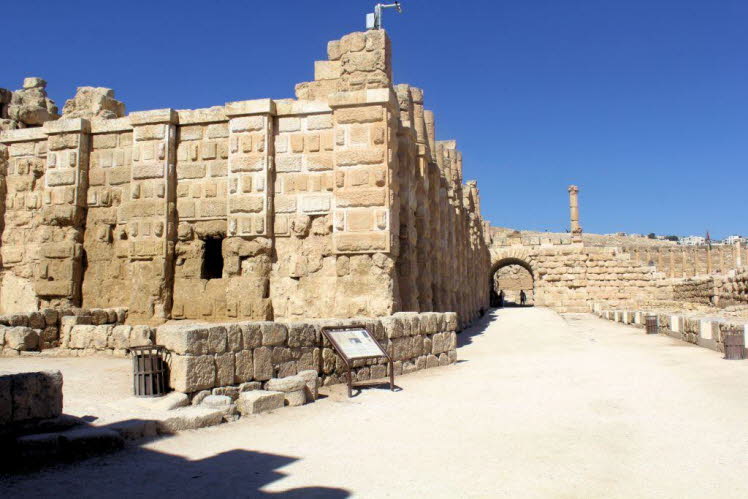 Ruinen des Artemistempels in Jerash, Jordanien. Der Tempel war der Schutzg�ttin Gerasas, Artemis, gewidmet und war das gr��te und aufwendigste Geb�ude der antiken Stadt. Der Bau wurde zwischen 150 und 170 n. Chr. errichtet, aber nie vollst�ndig fertiggest