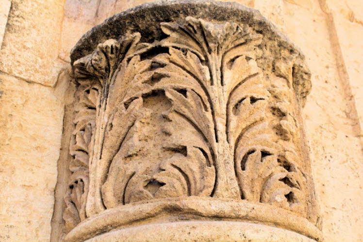 Die Abbildung zeigt ein Detail eines korinthischen Kapitells vom Hadriansbogen in Jerash, Jordanien, stammt. Diese Art von Kapitell ist charakteristisch f�r die korinthische Ordnung, eine der drei Hauptordnungen der klassischen Architektur. Das Design zei
