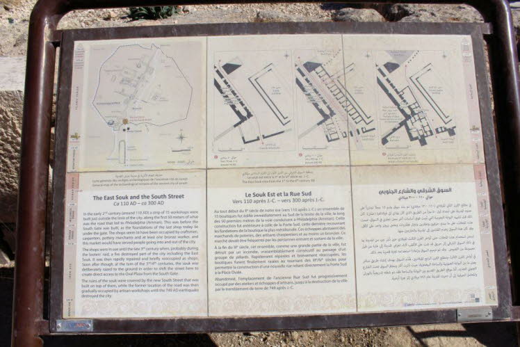 Die Informationstafel beschreibt die Geschichte des Ost-Souks und der S�dstra�e in einer antiken Stadt, wahrscheinlich Philadelphia (Amman), zwischen etwa 110 n. Chr. und 749 n. Chr. Sie erl�utert die Entwicklung von Handwerksbetrieben und Gesch�ften, die