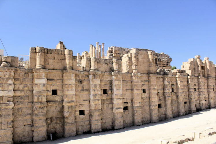 Das Bild zeigt die Ruinen des Artemis-Heiligtums in Jerash, Jordanien. Jerash, das antike Gerasa, ist eine der am besten erhaltenen r�mischen Provinzst�dte der Welt. 