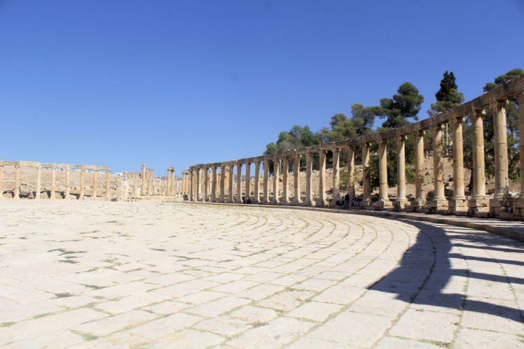 Dies ist der Ovale Platz (auch Ovales Forum genannt) in der antiken Stadt Gerasa (Jerash) in Jordanien. Der Platz ist ein markantes Beispiel r�mischer Stadtplanung und verbindet zwei Hauptachsen der antiken Stadt. Er ist etwa 90 Meter lang und 80 Meter br