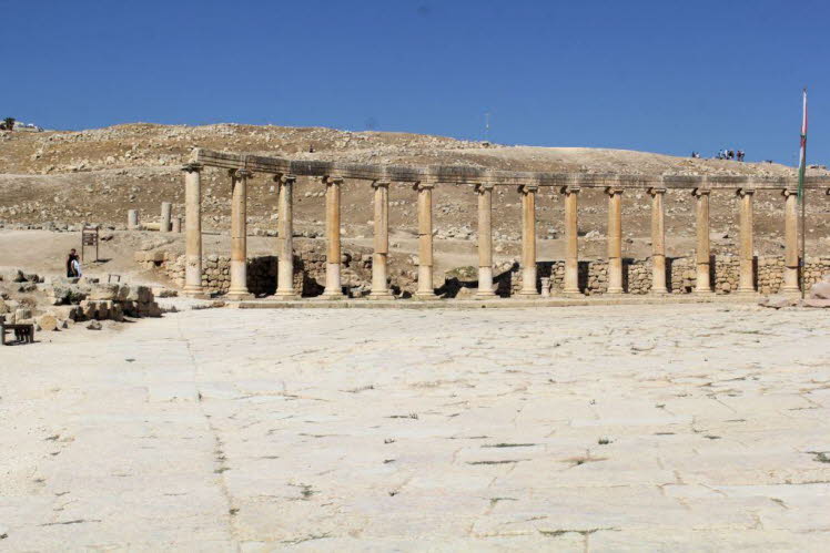 Der Platz ist ein weitl�ufiger, elliptischer Bereich, der etwa 90 x 80 Meter misst. Er ist von einer Kolonnade mit 56 ionischen S�ulen aus dem 1. Jahrhundert n. Chr. umgeben. Das einzigartige Design verband geschickt zwei Hauptachsen der antiken Stadt und