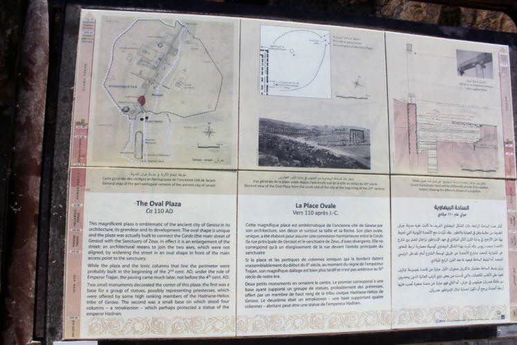 Die Informationstafel beschreibt die Ovale Plaza im antiken Gerasa (Jerash, Jordanien). Diese einzigartige ovale Form wurde um 110 n. Chr. erbaut, um die Hauptstra�e (Cardo) mit dem Zeus-Heiligtum zu verbinden. Die Plaza ist 90 Meter lang und 80 Meter bre