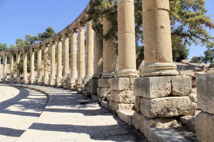 Dies ist der Ovale Platz (Oval Plaza) in der antiken r�mischen Stadt Gerasa (Jerash) in Jordanien. Er diente als �ffentlicher Versammlungsort und Marktplatz. 