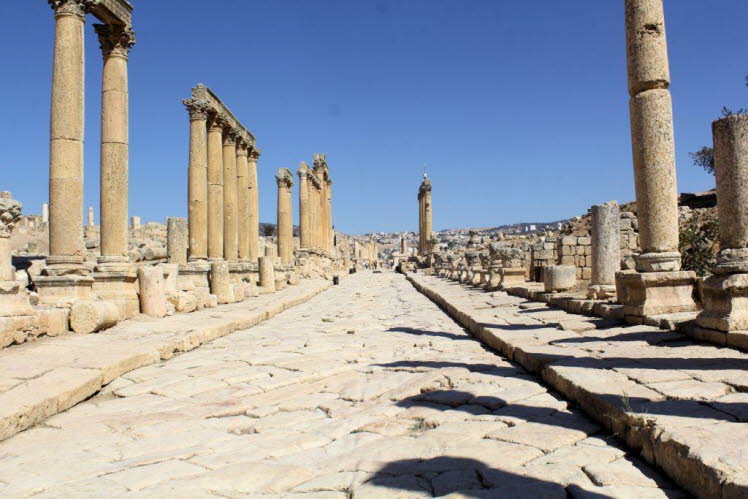 Dies ist eine Aufnahme des Cardo Maximus, der Hauptstra�e, die durch die antike r�mische Stadt Gerasa (Jerash) in Jordanien f�hrt. Im Hintergrund ist der Tempel der Artemis, der Schutzg�ttin der Stadt, zu sehen. Der Cardo Maximus ist eine gepflasterte Kol