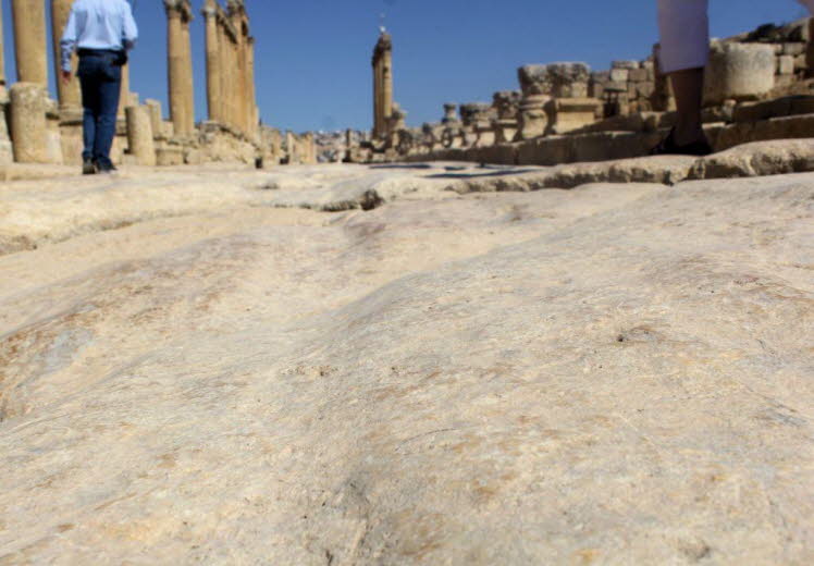 Wagenspuren in der Fahrbahn