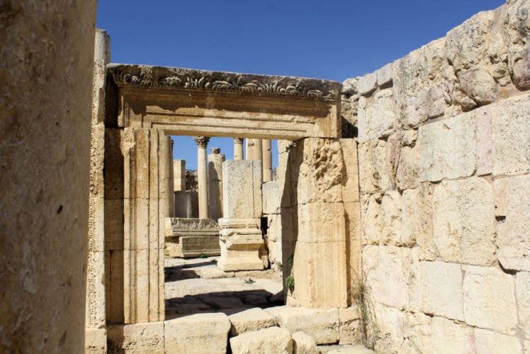 Die Abbildung zeigt Ruinen des Artemistempels in Jerash (Gerasa), Jordanien. Artemis war die Schutzg�ttin der antiken Stadt. Der Tempel war das gr��te und aufwendigste Geb�ude der Stadt. Der Bau wurde um 150 bis 170 n. Chr. errichtet, aber nie vollst�ndig