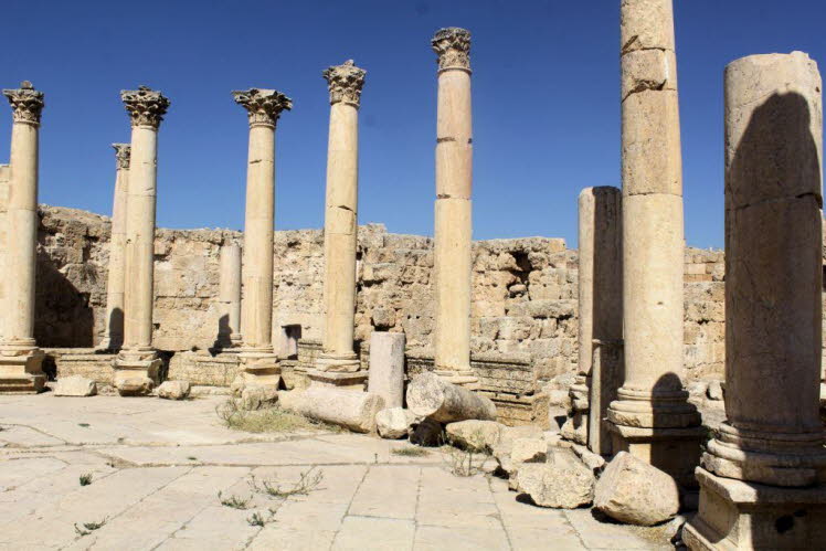 Bei dem abgebildeten Bauwerk handelt es sich um die Ruinen des Tempels der Artemis in der antiken Stadt Jerash (Gerasa) in Jordanien. Der Tempel war der Schutzg�ttin der Stadt, Artemis, gewidmet und wurde im 2. Jahrhundert n. Chr. erbaut. 