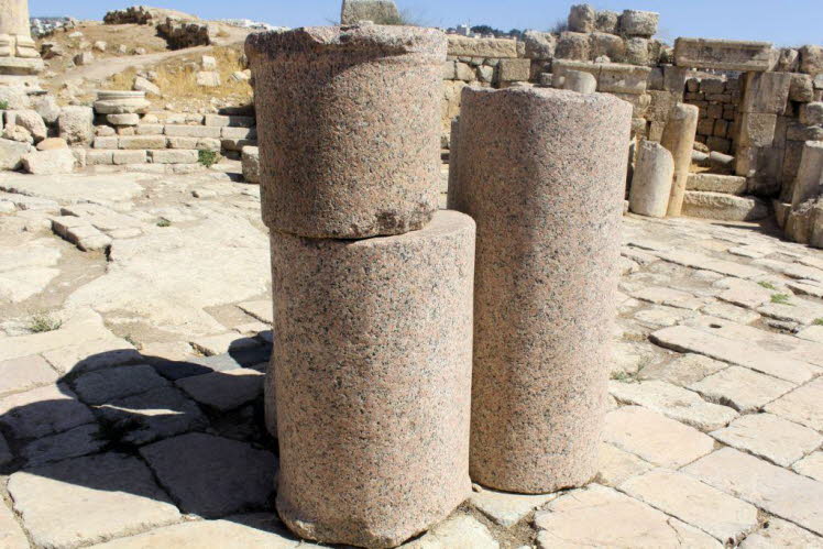 zylindrische S�ulentrommeln aus r�tlichem Granit