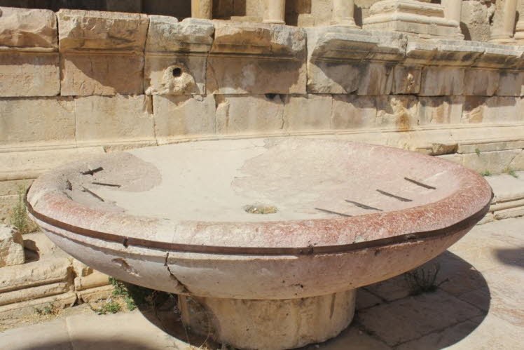 Der Brunnen diente als Hauptwasserquelle f�r die wachsende Bev�lkerung der antiken Stadt Gerasa. Das Wasser floss urspr�nglich aus sieben geschnitzten L�wenk�pfen in ein tiefes Becken, bevor es in das Abwassersystem unter der Hauptstra�e (Cardo Maximus) g