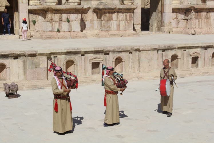 Einheimische M�nner in Tracht spielen traditionelle Musik