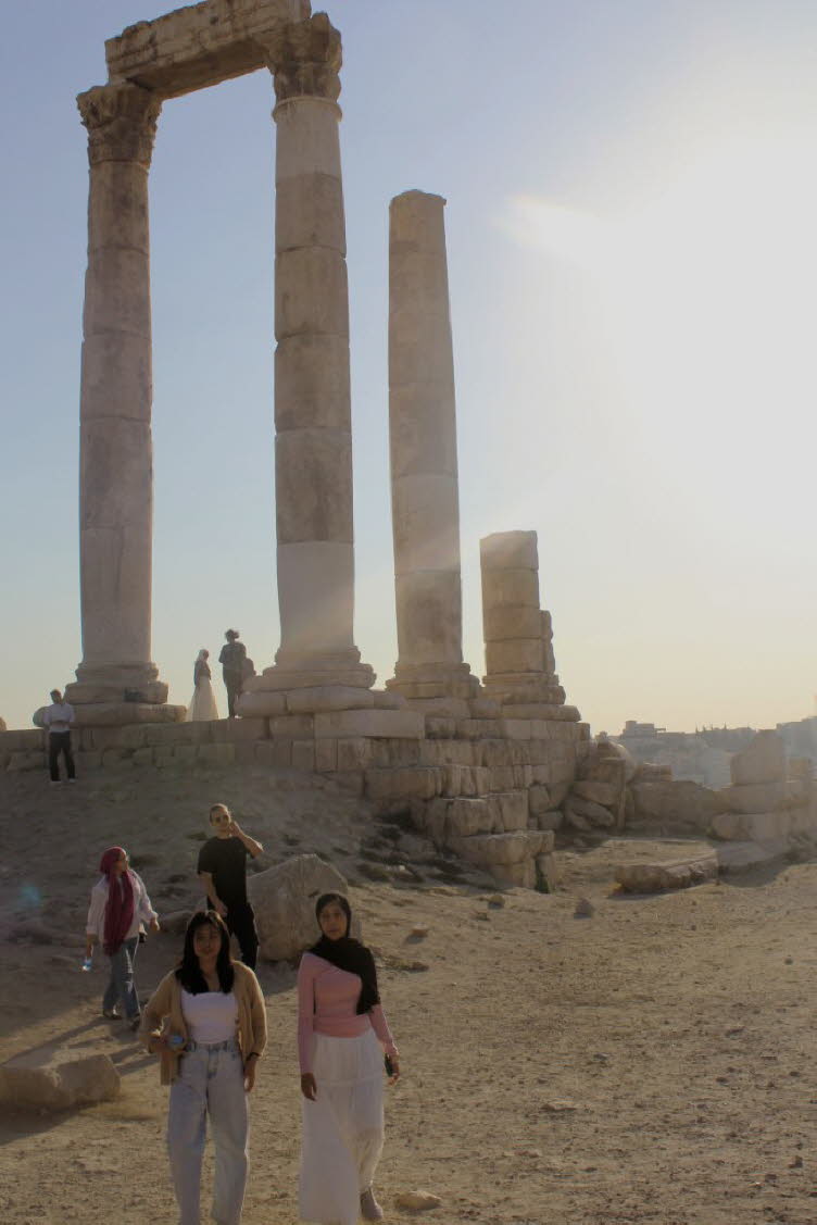 Die Amman Citadel (Zitadelle von Amman), auch unter dem Namen Jabal al-Qal'a bekannt, stellt eine bedeutende arch�ologische St�tte und ein Nationales Historisches Gel�nde mit einem Arch�ologischen Museum in Amman, Jordanien dar. Die St�tte liegt auf einem
