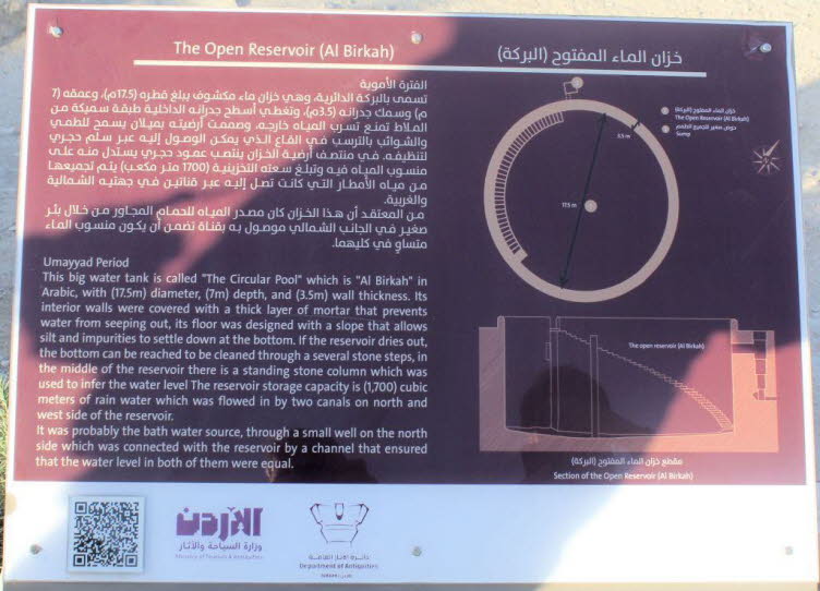 Das Schild beschreibt �The Open Reservoir (Al Birkah)�, ein wichtiges arch�ologisches Merkmal aus der Umayyadenzeit in Jordanien. Es handelt sich um ein gro�es, kreisf�rmiges, offenes Wasserreservoir, das zur Sammlung von Regenwasser diente .