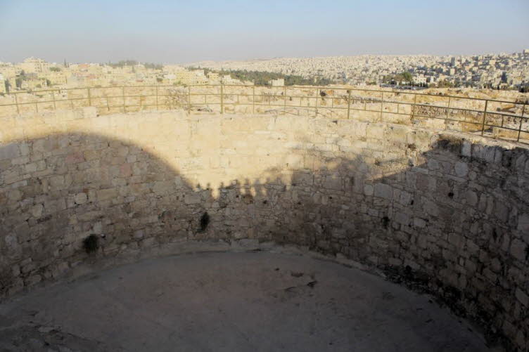 In der Umayyadenzeit wurden fortschrittliche und vielf�ltige Techniken zur Wassersammlung und -verwaltung eingesetzt, oft aufbauend auf fr�heren r�mischen, byzantinischen, sassanidischen und nabat�ischen Systemen. Wichtige Techniken und Infrastruktur: D�m