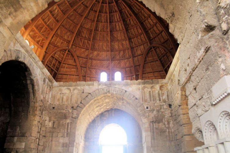 Audienzhalle des Umayyadischen Palastes (Qasr al-Mshatta) in der Zitadelle von Amman, Jordanien. Details zur Audienzhalle: Standort: Der Palast befindet sich auf dem Zitadellenh�gel (Jabal al-Qal'a), einer bedeutenden arch�ologischen St�tte in der jordani