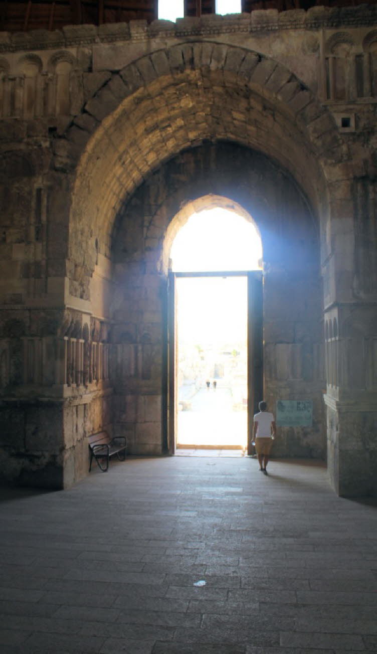 Eingang zur Audienzhalle des Umayyaden-Palastes in der Zitadelle von Amman, Jordanien. 