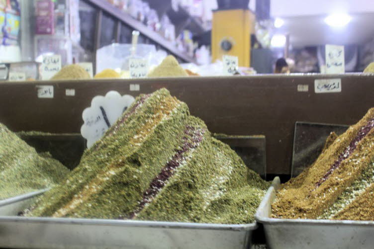 Basar von Amman:Gew�rzh�geln mit  orientalischer Gew�rzmischung Zatar (auch Za'tar oder Za'atar geschrieben). Diese Mischung ist in der nordafrikanischen und nah�stlichen K�che sehr beliebt. Die Hauptzutaten sind typischerweise wilder Thymian (syrischer O