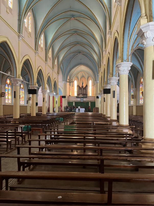 Vor 1900 errichtete der franzsische Pfarrer Dupuy eine kleine Tonkirche. Die Missionare Unserer Lieben Frau von La Salette kamen zu Beginn des Jahrhunderts in Antsirabe an und errichteten 1908 einen Glockenturm mit 14 Metern Hhe und eine Lnge von 22 Me