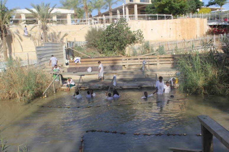Das Bild zeigt Menschen, die am Jordan taufen. Der Jordan gilt als einer der heiligsten Fl�sse der Welt und hat eine gro�e biblische Bedeutung. Er entspringt an den H�ngen des Mount Hermon und m�ndet in das Tote Meer. Der Name �Jordan� kommt vom hebr�isch