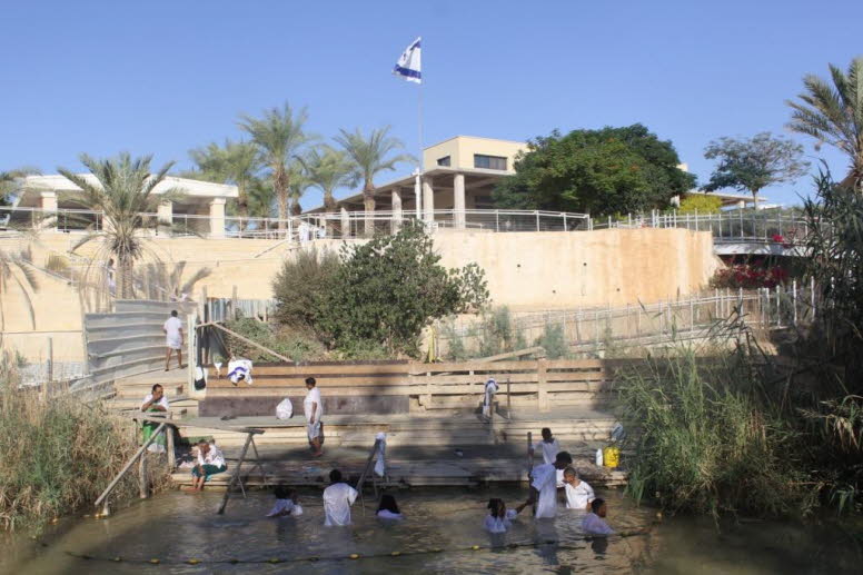 Das Bild zeigt die Taufstelle Yardenit am Jordan in Israel. Es ist ein bedeutender Pilgerort f�r Christen. Die St�tte liegt am s�dlichen Ende des See Genezareth. Gl�ubige Pilger nutzen den Ort f�r Taufen oder zur Erneuerung ihrer Taufgel�bde. Der Jordan f