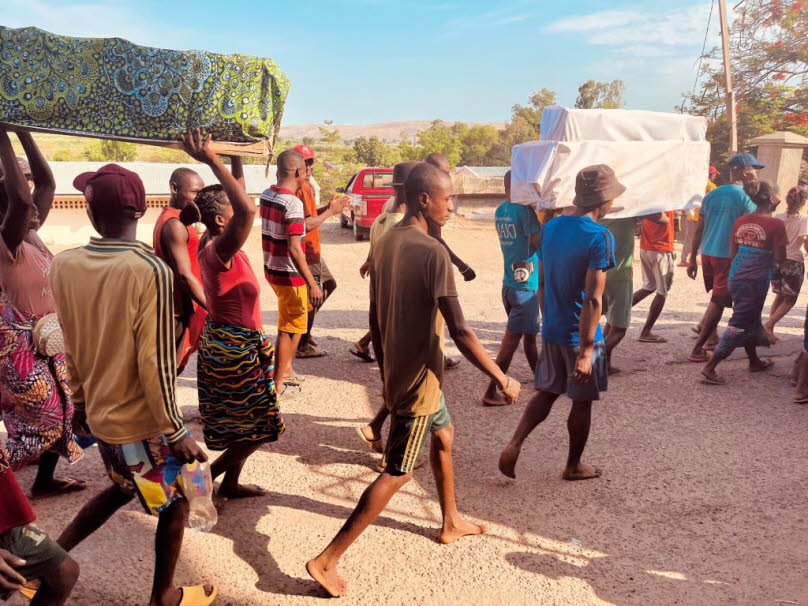 Die Famadihana ist eine rituelle Umbettung der Toten auf Madagaskar. In den traditionellen Dorfgemeinschaften werden die Gebeine der Vorfahren mindestens alle zehn Jahre ausgegraben. Jeder Familienclan (foko) feiert das Fest in einem eigenen Rhythmus. Die
\