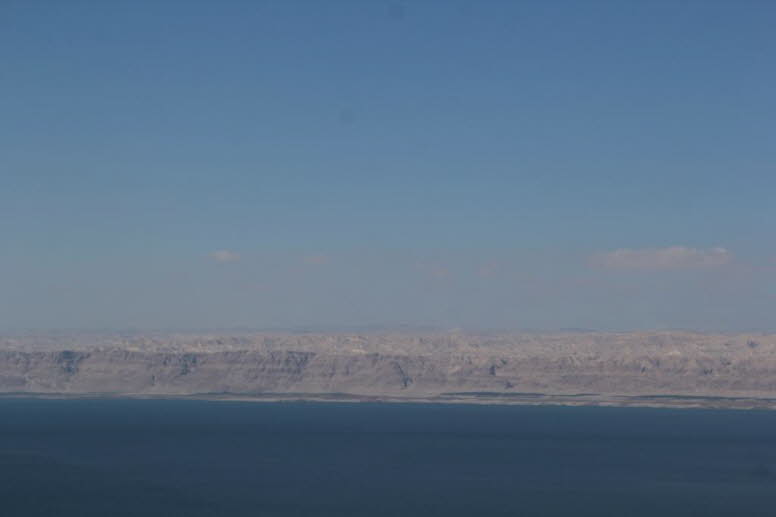 Das Bild zeigt das Tote Meer, einen Salzsee im Nahen Osten. Es ist der tiefste Punkt der Erde, gelegen etwa 430 Meter unter dem Meeresspiegel. Der See grenzt an Jordanien, Israel und das Westjordanland. Sein Salzgehalt ist extrem hoch, etwa zehnmal salzig
