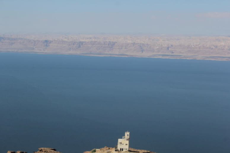 Das Tote Meer, vom Jordan gespeist und f�r seinen hohen Salzgehalt bekannt, ist ein abflussloser See, der mehr als 440 m unter dem Meeresspiegel liegt. Das Tote Meer wird von Jordanien, Israel und dem Westjordanland umschlossen. Der See, der am tiefsten u