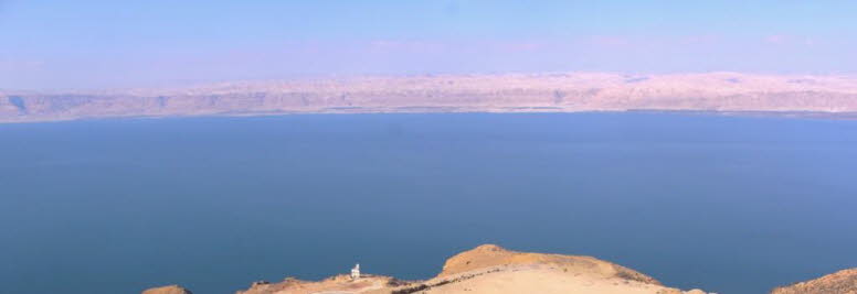 Dies ist ein Bild der malerischen Stra�e, die zu den Ma'in Hot Springs (Hammamat Ma'in) in Jordanien f�hrt. Die Ma'in Hot Springs sind eine Reihe von nat�rlichen Thermal-Mineralquellen und Wasserf�llen im Wadi Zarqa Ma'in, zwischen Madaba und dem Toten Me