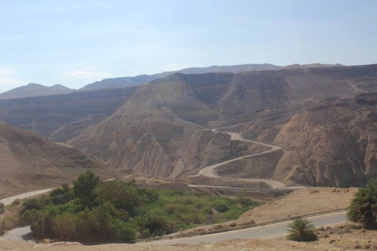 Dies ist ein Bild der malerischen Stra�e, die zu den Ma'in Hot Springs (Hammamat Ma'in) in Jordanien f�hrt. Die Ma'in Hot Springs sind eine Reihe von nat�rlichen Thermal-Mineralquellen und Wasserf�llen im Wadi Zarqa Ma'in, zwischen Madaba und dem Toten Me