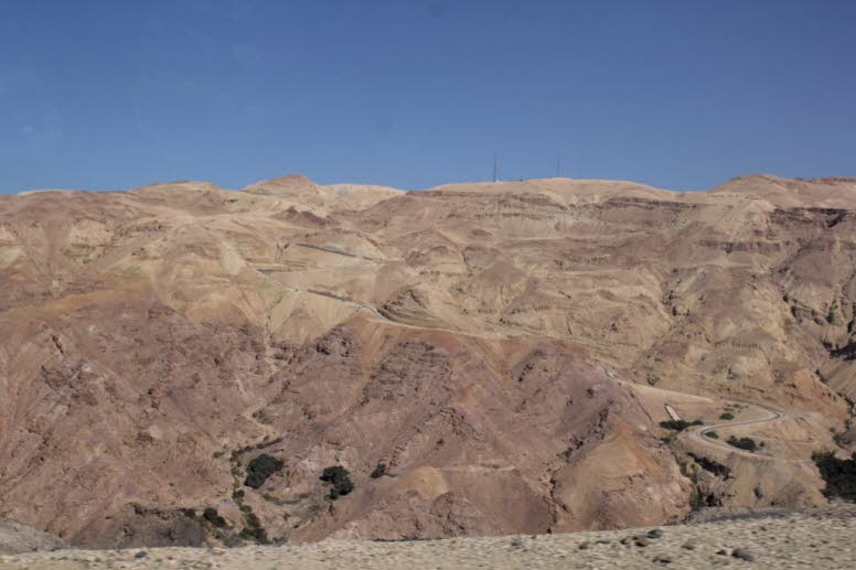 Das Bild zeigt die dramatische Landschaft des Wadi Mujib in Jordanien, auch bekannt als der �Grand Canyon Jordaniens�. Es ist das am tiefsten gelegene Naturschutzgebiet der Welt. Das Wadi Mujib ist ein Trockental im Bergland Jordaniens, das 90 km s�dlich 