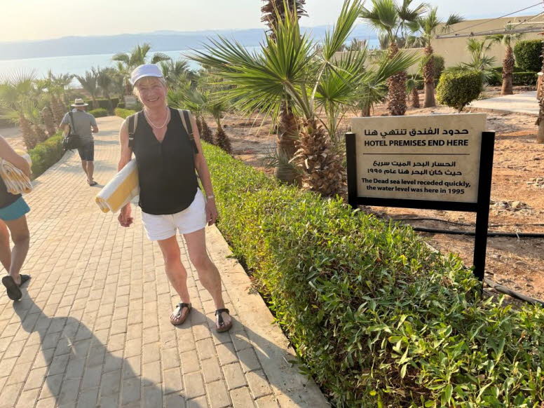 Die abgebildete Szene zeigt einen Moment am Ufer des Toten Meeres, dem tiefstgelegenen Punkt der Erde. Ein Schild weist darauf hin, dass der Wasserspiegel des Sees im Jahr 1995 an dieser Stelle war, was den rapiden R�ckgang des Wasserspiegels verdeutlicht
