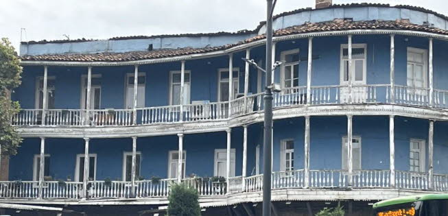 Typische hlzerne Balkone: Die neoklassizistischen Gebude fallen beim Spazierengehen durch die belaubte Altstadt von Tbilisi sofort ins Auge. Nur wenige dieser Huser wurden neu gestaltet, wodurch der Charme der Stadt nur noch authentischer wird. In der 