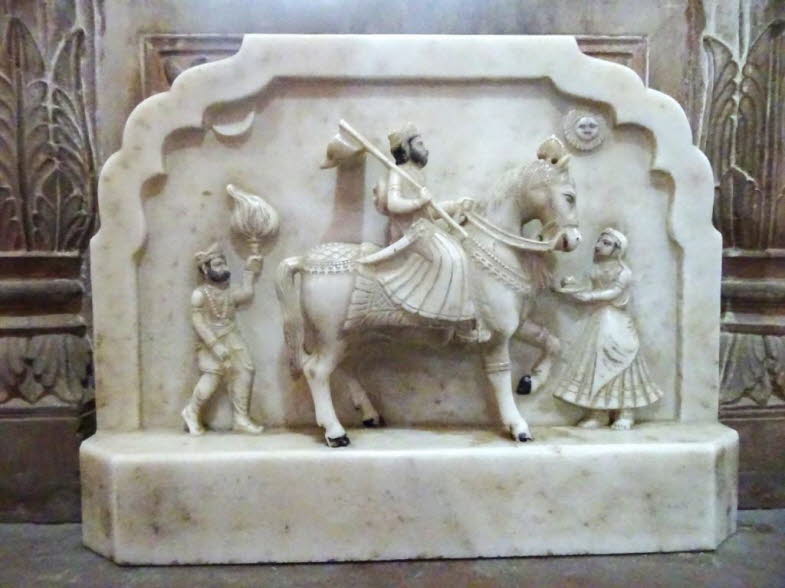 Karni Mata, die als Inkarnation der G�ttin Durga gilt, in einer Szene mit Begleitern