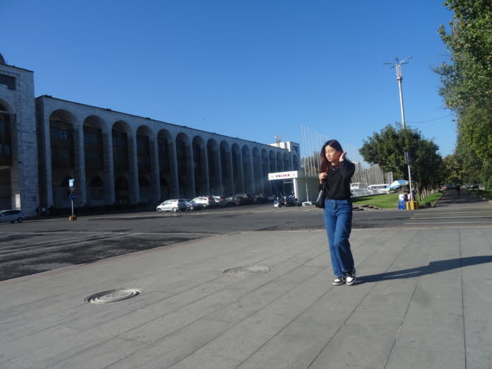 Kirgisische Museum: Der zentrale Platz von Bischkek ist der Ala-Too-Platz. Auf dem Platz befindet sich das Kirgisische Museum (auf dem Bild links), ehemals das Lenin-Museum, das insbesondere ber die Russische Revolution berichtet.