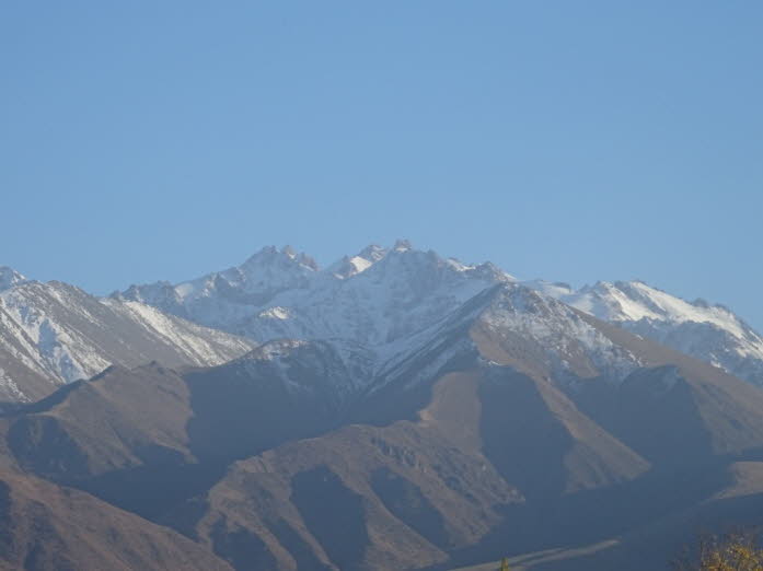 Bischkek liegt 800 m ber dem Meeresspiegel am  Rand des bis zu 4875 m hohen Kirgisischen Gebirges.