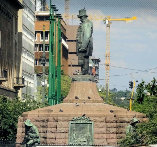 Kruger-Denkmal auf dem Church Square in Pretoria. Paul Krger, geb. am 10. 10. 1825, und von 1882 bis 1902 Prsident der Burenrepublik Transvaal, gilt als Vordenker der Apartheid. In der Schweiz, wo Kruger1904 starb, wurde die einzige Krger-Strae inzwis