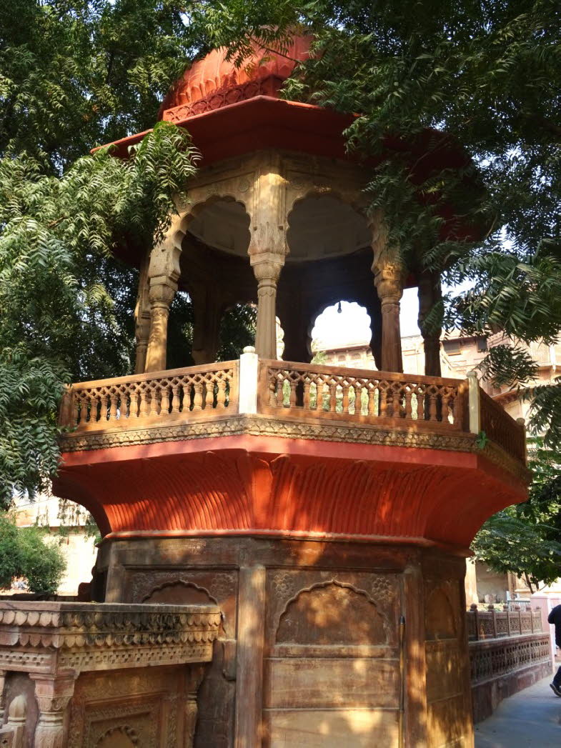 Jaswant Thada-Mausoleum in Jodhpur, Rajasthan. Das Jaswant Thada ist ein architektonisches Denkmal, das 1899 von Maharaja Sardar Singh in Erinnerung an seinen Vater Maharaja Jaswant Singh II. erbaut wurde. Es dient als traditioneller Verbrennungsplatz und