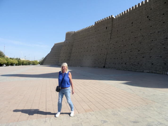 Mauer der Festung von Buchara: Die riesige Festung Ark ist ein Symbol der Staatsmacht in Buchara. Die Zitadelle befindet sich hier seit dem 4. Jahrhundert v. Chr., was beeindruckend ist. Der Platz vor der Zitadelle stammt aus dem 12. Jahrhundert und beher