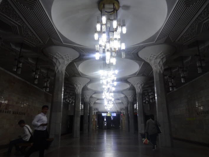 Metro Taschkent: jede Station ist vollkommen anders gestaltetet wie dieses auch in Moskau, Kiew oder St. Petersburg der Fall ist.  