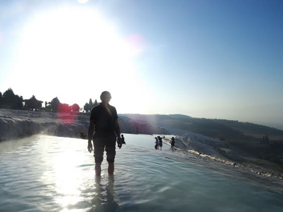 Pamukkale im November 2023: Jahrelang hatten wir Bilder von den majesttischen Travertinen in Pamukkale gesehen. Bilder eines weien Berges mit Hunderten von Teichen, die mit strahlend blauem Wasser gefllt sind. Diese himmlischen Thermalbecken ergieen s

