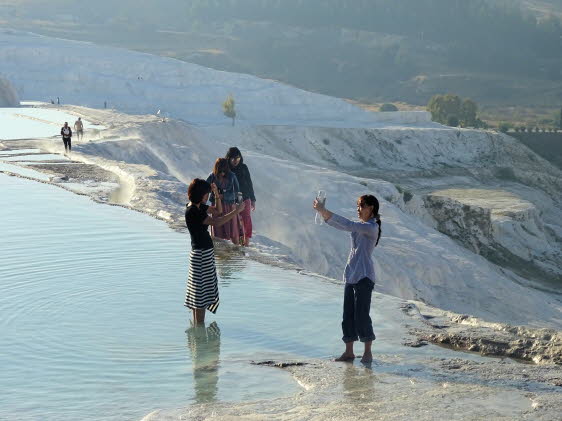 Pamukkale im November 2023 mit Chinesinnen, die Selfies machen